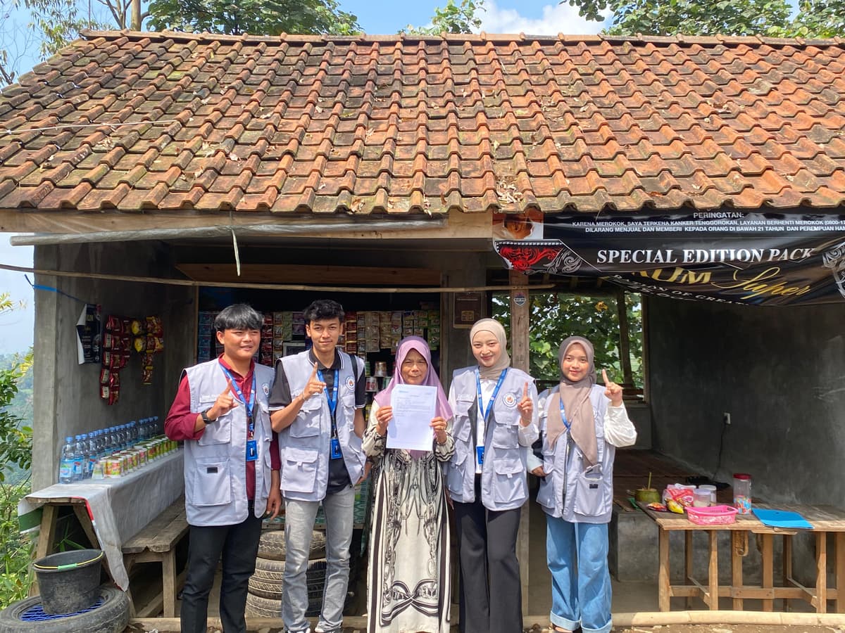 Mahasiswa KKN LP3I Perkenalkan QRIS untuk UMKM Wisata Curug Ciparay