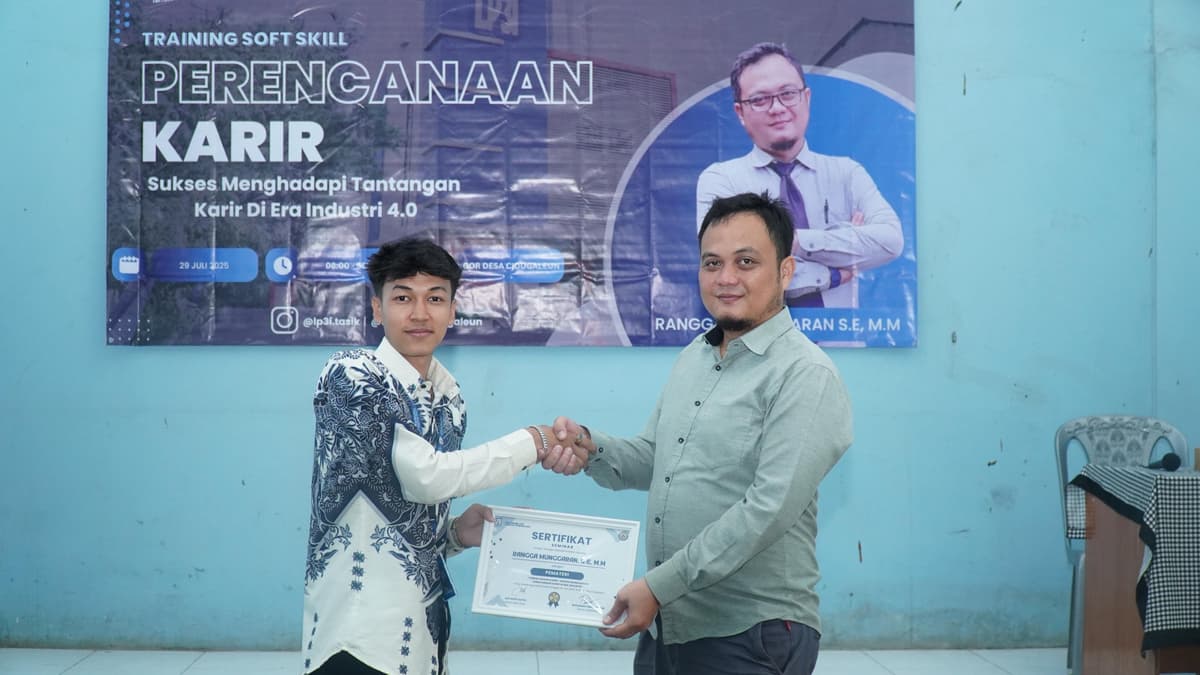 Pelatihan Training Soft Skill oleh Tim KKN LP3I di Desa Cidugaleun